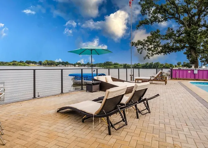 The Grand View On Pistakee Pool Pier Stunning Panoramic Views Fox Lake